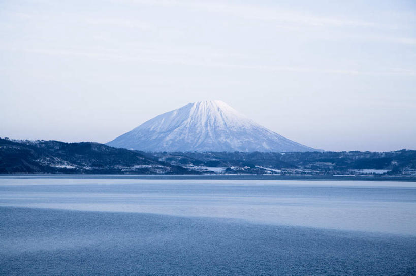 无人,横图,室外,白天,正面,旅游,度假,湖,湖泊,石头,美景,山,水,雪,雪山,大雪,北海道,日本,亚洲,阴影,波纹,光线,石子,影子,冰,湖面,积雪,景观,山顶,山峰,水流,水面,雪景,云,云朵,冬季,冬天,涟漪,山峦,云彩,娱乐,蓝色,白云,倒影,蓝天,水纹,天空,阳光,自然,波浪,湖水,天,享受,休闲,景色,放松,寒冷,晴朗,冰冷,倒映,自然风光,东亚,日本国,洞爷湖,水晕,北海道地方,北海道岛,严寒,冰凉,酷寒,凛冽,凛凛,极冷,颠峰,极峰,反照,火山口湖,支笏洞爷国立公园,石块,岩石,晴空,彩图