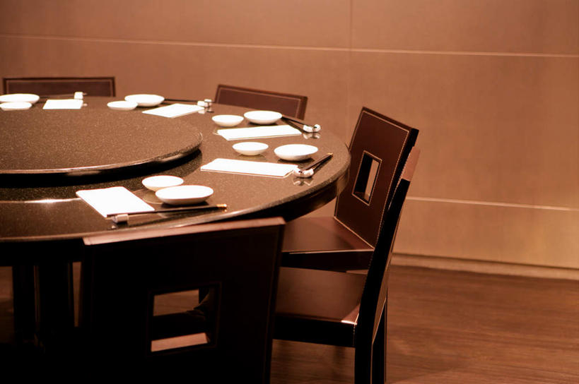 无人,餐厅,横图,俯视,室内,白天,餐桌,地板,筷子,桌子,餐具,椅子,碟子,盘,勺子,木椅,墙,地面,文化,传统,木地板,墙壁,墙面,盘子,调羹,碟,汤匙,圆桌,餐台,礼节,礼仪,进餐用具,彩图,高角度拍摄,餐馆,饭店,饭馆,旋转餐桌,宴会桌