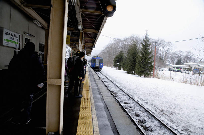东方人,站,横图,室外,白天,正面,旅游,度假,美景,雪,植物,大雪,路,铁路,火车,车站,北海道,日本,亚洲,行人,游客,游人,服装,积雪,景观,雪景,冬季,冬天,轨道,站台,交通,铁轨,许多人,黄种人,娱乐,月台,路人,旅客,车,树,树木,衣服,绿色,自然,交通工具,站着,一群人,享受,休闲,景色,放松,寒冷,运输,服饰,生长,成长,衣着,穿着,自然风光,载具,东亚,日本国,北海道地方,北海道岛,严寒,衣饰,过客,男人,男性,年轻男性,年轻女性,女人,女性,亚洲人,站立,半身,彩图
