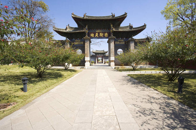 无人,横图,室外,白天,正面,旅游,度假,草地,草坪,名胜古迹,植物,门,标志建筑,道路,地标,建筑,路,雕塑,中国,亚洲,阴影,遗迹,艺术,装饰,光线,标志,雕刻,牌匾,文字,影子,字符,小路,交通,古迹,文化,文物,娱乐,标识,建设,古建筑,云南,草,树,树木,蓝色,绿色,蓝天,天空,阳光,自然,工艺品,门框,天,享受,休闲,汉字,旅游胜地,放松,生长,晴朗,成长,纪念,美术,中文,主题,陈列,古文明,东亚,云南省,建水,建水县,文庙,万里无云,中华人民共和国,西南地区,功能,美学,国文,华文,滇,红河,红河州,红河哈尼族彝族自治州,晴空,晴空万里,彩图,建水文庙