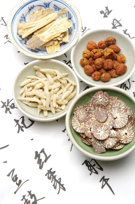 无人,竖图,俯视,室内,特写,白天,植物,水果,一堆,许多,堆叠,堆积,艺术,标志,书法,文字,字符,陶瓷,草药,药草,陶瓷制品,很多,文化,标识,中药,容器,碗,四个,汉字,摄影,影棚,储藏,堆,甘草,储存,中文,毛笔字,药材,中草药,槟榔,中药材,本草,槟榔子,大腹子,宾门,橄榄子,青仔,国文,华文,麦冬,麦门冬,书带草,沿阶草,生甘草,彩图,高角度拍摄,影棚拍摄,拍摄,中国书法,贮存