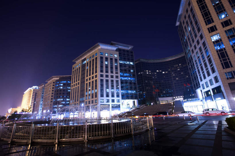 无人,家,高楼大厦,栏杆,横图,室外,夜晚,仰视,度假,办公楼,美景,城市风光,城市,大厦,建筑,路灯,摩天大楼,写字楼,夜景,照明,北京,中国,亚洲,阴影,光线,影子,房屋,屋子,景观,公寓,围栏,灯光,首都,娱乐,洋房,护栏,楼房,住宅,灯,楼宇,王府井,享受,休闲,商务楼,景色,放松,照亮,照明设备,东亚,中华人民共和国,东城区,北京市,京,北平,华北地区,王府井大街,彩图,低角度拍摄,房子,大楼,高层建筑,高楼,摩天楼,东长安街,东单北大街,东方广场