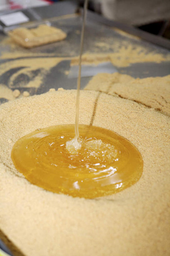 无人,竖图,俯视,室内,特写,白天,朦胧,模糊,粘稠,调料,食品,糖,糖果,甜点,甜品,调味品,软糖,调味料,食物,甜食,糖浆,黏稠,浓厚,彩图,高角度拍摄,麦芽糖