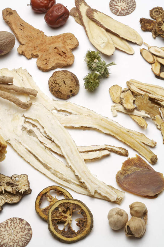 无人,竖图,俯视,室内,特写,白天,白色背景,植物,当归,人参,一堆,许多,堆叠,堆积,根,草药,药草,很多,中药,摄影,影棚,堆,甘草,药材,高丽参,中草药,中药材,本草,百尺杵,海腴,皱面还丹,人衔,别直参,朝鲜参,五加科,生甘草,云归,西当归,秦归,岷当归,参,彩图,高角度拍摄,影棚拍摄,拍摄