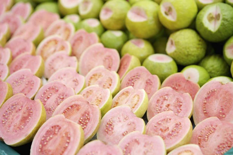 无人,横图,俯视,室内,特写,白天,水果,一堆,许多,切开,堆叠,堆积,新鲜,生食,食品,果实,很多,芭乐,食物,红色,绿色,切,番石榴,有机食品,绿色食品,堆,剖面,切面,拔子,番石榴子,彩图,高角度拍摄