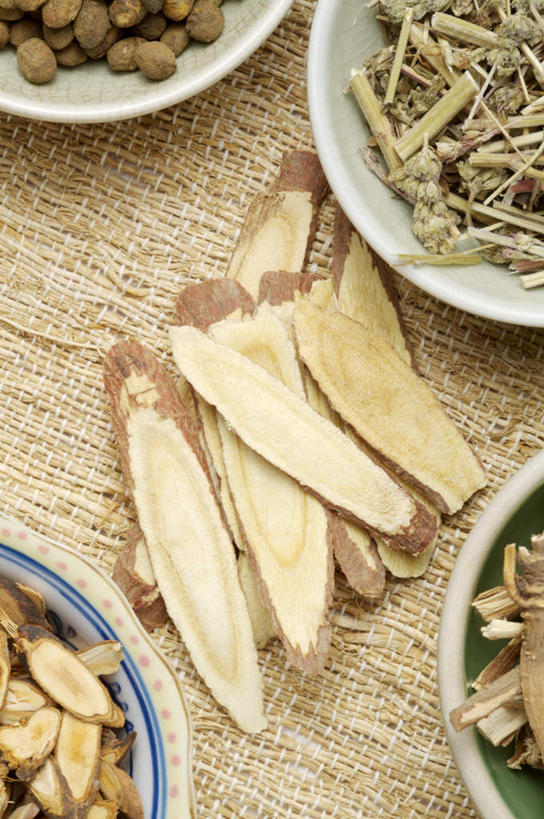 无人,竖图,俯视,室内,特写,白天,植物,一堆,许多,堆叠,堆积,陶瓷,草药,药草,陶瓷制品,很多,中药,容器,碗,四个,摄影,影棚,储藏,堆,甘草,储存,药材,中草药,中药材,本草,生甘草,彩图,高角度拍摄,影棚拍摄,拍摄,贮存