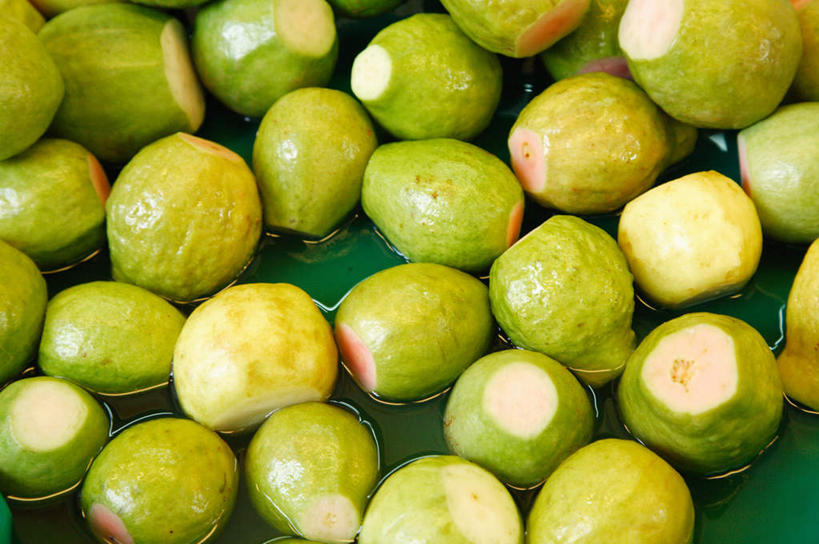 无人,横图,俯视,室内,特写,白天,餐桌,桌子,水果,一堆,许多,阴影,堆叠,堆积,新鲜,反射,影子,生食,食品,果实,很多,芭乐,食物,绿色,番石榴,有机食品,绿色食品,餐台,堆,拔子,番石榴子,彩图,高角度拍摄