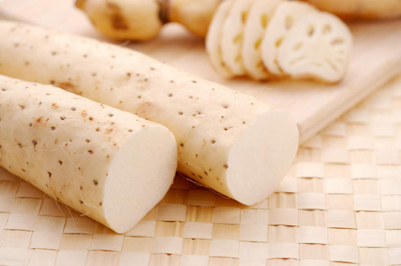 无人,横图,俯视,室内,特写,白天,餐桌,桌子,蔬菜,一块,许多,切开,阴影,朦胧,模糊,新鲜,反射,影子,山药,食品,案板,很多,藕,砧板,食物,切,有机食品,绿色食品,餐台,剖面,切面,薯蓣,怀山药,淮山药,玉延,山薯,莲藕,彩图,高角度拍摄