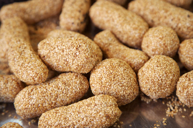 无人,横图,俯视,室内,特写,白天,烹饪,中餐,一堆,堆叠,堆积,谷类,谷物,芝麻,料理,食品,糯米,米,球形,大米,美食,球,食物,球体,中式,摄影,佳肴,影棚,堆,麻球,脂麻,胡麻,白麻,巨胜子,油麻,江米,煎堆,麻圆,彩图,高角度拍摄,影棚拍摄,拍摄