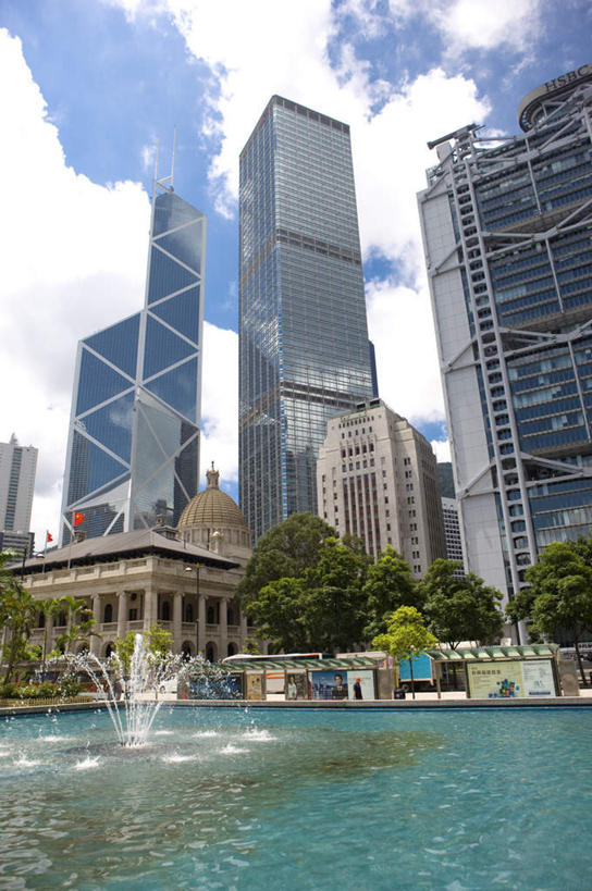 无人,家,高楼大厦,竖图,室外,白天,仰视,度假,办公楼,美景,水,植物,城市风光,城市,大厦,建筑,摩天大楼,喷泉,写字楼,香港,中国,亚洲,阴影,飞溅,溅,光线,液体,影子,房屋,屋子,池塘,景观,水池,水滴,云,云朵,公寓,云彩,文化,娱乐,洋房,楼房,住宅,水珠,树,树木,中环,蓝色,绿色,白云,蓝天,天空,阳光,自然,楼宇,天,品味,享受,休闲,商务楼,景色,放松,生长,晴朗,成长,港,喷洒,水景,东亚,皇后像广场,香港岛,香港特别行政区,港澳台,中华人民共和国,美观,港岛,中西区,设计,晴空,彩图,低角度拍摄,房子,大楼,高层建筑,高楼,摩天楼