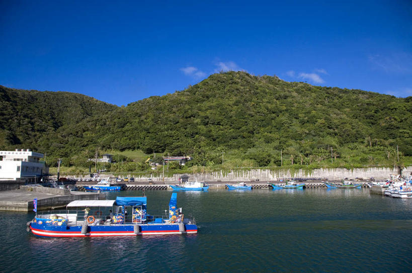 无人,横图,室外,白天,正面,旅游,度假,海浪,海洋,美景,森林,山,山脉,树林,植物,轮船,船,台湾,中国,亚洲,停靠,阴影,光线,影子,景观,浪花,山峰,云,云朵,山峦,云彩,娱乐,树,树木,蓝色,绿色,白云,蓝天,天空,阳光,自然,海水,交通工具,群山,天,享受,休闲,景色,放松,生长,晴朗,成长,停泊,自然风光,载具,绿岛,海景,东亚,台东县,港澳台,中华人民共和国,台湾省,大海,风浪,海,海水的波动,近岸浪,涌浪,晴空,彩图,火烧岛,绿岛乡,南寮港,台东,台