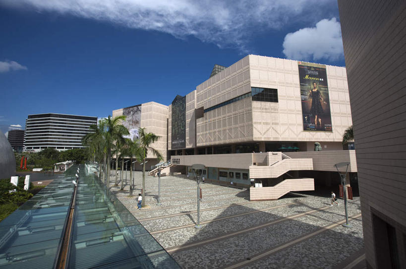 东方人,家,商店,走,横图,室外,白天,正面,购物,度假,消费,美景,植物,城市风光,超市,城市,商场,棕榈树,叶子,香港,中国,亚洲,行人,游客,游人,阴影,服装,光线,信息,影子,房屋,屋子,景观,云,云朵,公寓,绿叶,许多人,云彩,黄种人,娱乐,洋房,楼房,路人,旅客,布告,布告栏,住宅,树,树木,衣服,蓝色,绿色,白云,蓝天,天空,阳光,自然,天,一群人,享受,休闲,嫩叶,景色,放松,金融,百货,服饰,生长,晴朗,成长,港,通知,公告,传播,衣着,穿着,消息,选购,贸易,百货公司,东亚,棕榈叶,九龙,尖沙咀,香港文化中心,香港特别行政区,港澳台,中华人民共和国,血拼,衣饰,九龙半岛,公布栏,过客,油尖旺区,男人,男性,年轻男性,年轻女性,女人,女性,亚洲人,叶,叶片,晴空,步行,散步,走路,彩图,全身,房子,购物商场,购物中心,商业中心