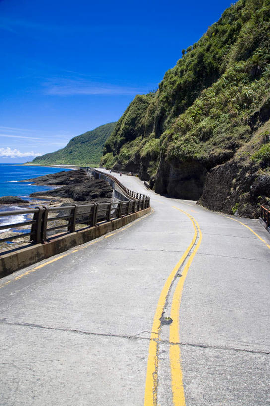 无人,栏杆,竖图,室外,白天,正面,旅游,度假,海浪,海洋,石头,美景,森林,树林,植物,道路,路,公路,台湾,中国,亚洲,阴影,光线,石子,影子,景观,浪花,云,云朵,围栏,分界线,停车线,交通,云彩,娱乐,护栏,树,树木,蓝色,绿色,白云,蓝天,天空,阳光,自然,海水,天,享受,休闲,景色,放松,生长,晴朗,成长,车行道,车行道分界线,自然风光,标线,绿岛,海景,东亚,车行线,台东县,港澳台,中华人民共和国,台湾省,大海,风浪,海,海水的波动,近岸浪,石块,岩石,涌浪,晴空,马路,彩图,火烧岛,绿岛乡,台东,台