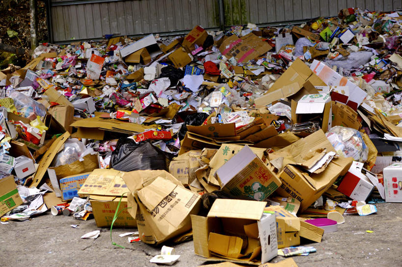 无人,横图,室外,白天,正面,袋子,一堆,废弃,堆叠,堆积,塑料,垃圾,凌乱,塑料袋,容器,塑料制品,肮脏,储藏,堆,垃圾袋,垃圾场,混乱,储存,丢弃,邋遢,收集,纷乱,缭乱,庞杂,龌龊,污秽,彩图,报废汽车厂,报废汽车场,废旧汽车厂,废旧汽车场,汽车厂,汽车场,贮存