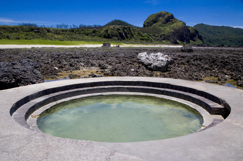 无人,横图,室外,白天,正面,旅游,度假,草地,草坪,石头,美景,山,山脉,温泉,植物,雾,台湾,中国,亚洲,阴影,沸腾,光线,蒸汽,石子,影子,景观,山峰,山峦,水蒸气,雾气,娱乐,草,树,树木,蓝色,绿色,蓝天,天空,阳光,自然,群山,天,享受,休闲,温暖,景色,放松,泉水,生长,温和,晴朗,成长,气体,自然风光,绿岛,东亚,台东县,万里无云,港澳台,中华人民共和国,蒸发,台湾省,地热,石块,岩石,晴空,晴空万里,彩图,火烧岛,绿岛乡,台东,台