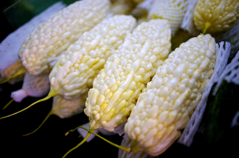 无人,菜场,横图,俯视,室内,特写,白天,购物,消费,蔬菜,一排,许多,新鲜,整齐,苦瓜,食品,集市,市场,很多,食物,排列,凉瓜,金融,有机食品,绿色食品,堆,队列,选购,贸易,君子菜,癞瓜,癞葡萄,菜市,彩图,高角度拍摄,菜市场