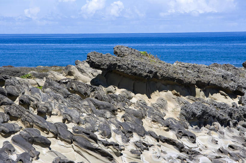 无人,横图,室外,白天,正面,旅游,度假,海浪,海洋,石头,美景,沙滩,台湾,中国,亚洲,阴影,光线,沙子,石子,影子,海岸,景观,浪花,水平线,云,云朵,辽阔,海平线,沙地,云彩,娱乐,蓝色,白云,蓝天,天空,阳光,自然,海水,天,享受,休闲,广阔,景色,放松,晴朗,一望无际,自然风光,海景,东亚,台东县,港澳台,中华人民共和国,台湾省,无边无际,一马平川,大海,风浪,海,海水的波动,海滩,近岸浪,石块,岩石,涌浪,晴空,彩图,台东,水天相接,水天一线,台