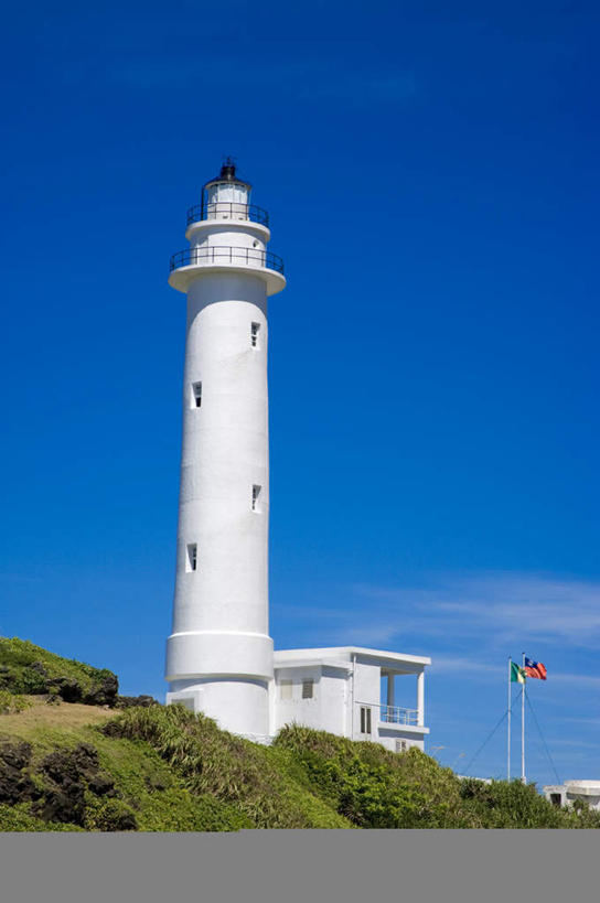 无人,竖图,室外,白天,正面,旅游,度假,美景,山,山脉,植物,道路,台湾,中国,亚洲,阴影,光线,信息,影子,景观,山峰,云,云朵,灯塔,交通,山峦,云彩,方向,娱乐,树,树木,蓝色,绿色,白云,蓝天,天空,阳光,自然,群山,天,享受,休闲,景色,放松,生长,晴朗,成长,引导,指引,自然风光,绿岛,东亚,台东县,港澳台,中华人民共和国,台湾省,航标,晴空,彩图,火烧岛,绿岛灯塔,绿岛乡,台东,导航,台