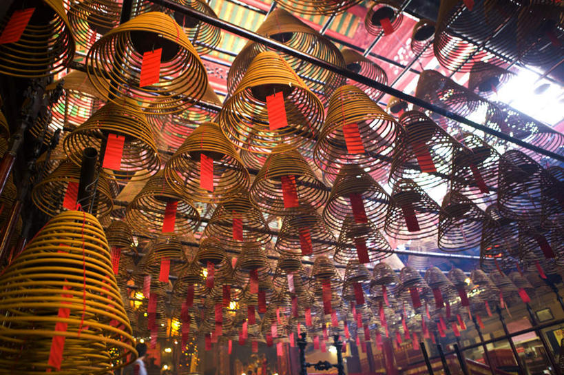 无人,寺庙,横图,室外,白天,仰视,旅游,度假,名胜古迹,标志建筑,地标,建筑,蜡烛,香港,中国,亚洲,一排,吊挂,悬挂,节日,遗迹,整齐,并列,并排,烟雾,燃烧,挂,古迹,文化,文物,娱乐,建设,古建筑,佛香,排列,香火,香烛,庙宇,祈祷,享受,休闲,健康,旅游胜地,放松,许愿,宗教,信仰,烧香,纪念,祈求,港,队列,平行,古文明,东亚,新界,文武二帝庙,文武庙,香港特别行政区,港澳台,中华人民共和国,大埔区,大埔文武庙,富善街,平安,彩图,低角度拍摄,庙,寺