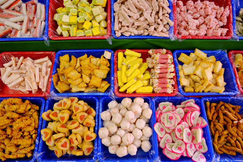 无人,商店,横图,俯视,室内,白天,购物,消费,超市,商场,一堆,一排,许多,堆叠,堆积,整齐,并列,并排,塑料,肉,丸子,很多,肉类,肉丸,鱼丸,盒子,排列,容器,塑料制品,金融,百货,储藏,堆,储存,队列,平行,选购,贸易,肉食,百货公司,血拼,彩图,高角度拍摄,购物商场,购物中心,商业中心,贮存