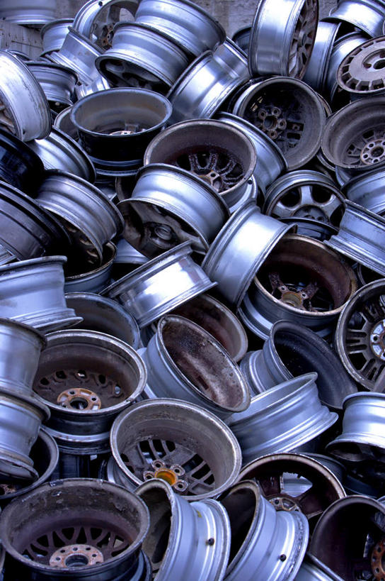 无人,竖图,俯视,室内,白天,金属制品,一堆,许多,堆叠,堆积,环保,金属,很多,凌乱,堆,回收,资源,混乱,利用,循环,废品回收站,纷乱,缭乱,庞杂,彩图,高角度拍摄,报废汽车厂,报废汽车场,废旧汽车厂,废旧汽车场,汽车厂,汽车场