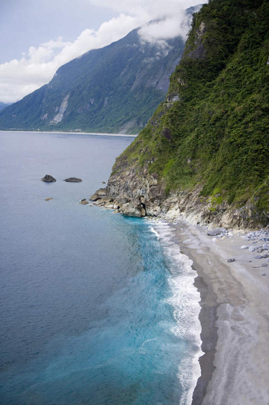 无人,竖图,俯视,室外,白天,旅游,度假,海浪,海洋,石头,美景,沙滩,植物,台湾,中国,亚洲,阴影,光线,沙子,石子,影子,海岸,景观,浪花,悬崖,云,云朵,沙地,云彩,娱乐,树,树木,蓝色,绿色,白云,蓝天,天空,阳光,自然,海水,天,享受,休闲,景色,放松,生长,晴朗,成长,自然风光,海景,东亚,花莲县,港澳台,中华人民共和国,绝壁,台湾省,花莲,大海,风浪,海,海水的波动,海滩,近岸浪,石块,岩石,涌浪,晴空,彩图,高角度拍摄,台