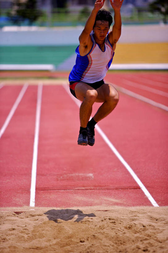 东方人,一个人,运动员,体育馆,运动场,跳,举,竖图,室外,白天,正面,运动服,锻炼,快乐,比赛,运动,竞争,跳远,亚洲,仅一个男性,仅一个人,阴影,服装,光线,影子,田径,跑道,半空,注视,黄种人,娱乐,体育场,仅一个年轻男性,衣服,阳光,观察,看,托,休闲,服饰,田径场,观看,察看,体育运动,衣着,穿着,关注,田径运动,塑胶跑道,运动馆,衣饰,体育,男人,男性,年轻男性,亚洲人,体育运动员,运动选手,举起,举手,举着,跳跃,向上举,向上伸,向上托,半身,彩图,健身,全天候田径运动跑道,急行跳远,运动装