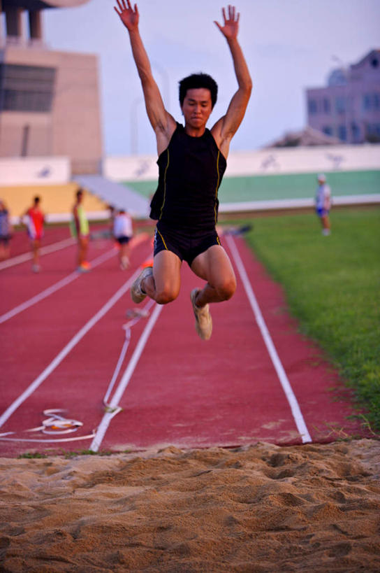 东方人,一个人,运动员,体育馆,运动场,跳,举,竖图,室外,白天,正面,运动服,锻炼,快乐,比赛,运动,竞争,跳远,草地,草坪,植物,亚洲,仅一个男性,仅一个人,阴影,服装,光线,影子,田径,跑道,半空,注视,黄种人,娱乐,体育场,草,仅一个年轻男性,衣服,蓝色,绿色,蓝天,天空,阳光,天,观察,看,托,休闲,服饰,田径场,晴朗,观看,察看,体育运动,衣着,穿着,关注,田径运动,塑胶跑道,万里无云,运动馆,衣饰,体育,男人,男性,年轻男性,亚洲人,晴空,晴空万里,体育运动员,运动选手,举起,举手,举着,跳跃,向上举,向上伸,向上托,彩图,全身,健身,全天候田径运动跑道,急行跳远,运动装