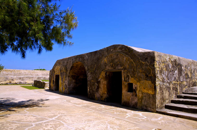 无人,栏杆,横图,室外,白天,正面,旅游,度假,名胜古迹,植物,楼梯,门,标志建筑,地标,建筑,台湾,中国,亚洲,阴影,遗迹,光线,扶手,影子,阶梯,墙,古迹,文物,娱乐,建设,古建筑,护栏,墙壁,墙面,台阶,树,树木,蓝色,绿色,蓝天,天空,阳光,自然,门框,天,享受,休闲,旅游胜地,放松,生长,晴朗,成长,古文明,东亚,万里无云,港澳台,中华人民共和国,台湾省,晴空,晴空万里,彩图,澎湖群岛,台