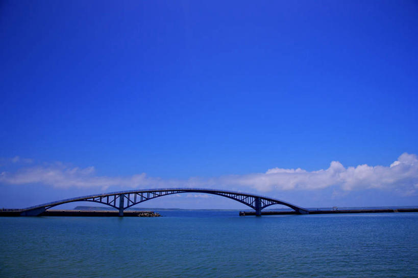 无人,横图,室外,白天,正面,旅游,度假,海浪,海洋,标志建筑,大桥,地标,建筑,立交桥,桥梁,台湾,中国,亚洲,阴影,光线,影子,浪花,云,云朵,高架,斜拉桥,桥,云彩,娱乐,建设,蓝色,白云,蓝天,天空,阳光,海水,天,享受,休闲,旅游胜地,放松,晴朗,海景,东亚,港澳台,中华人民共和国,台湾省,大海,风浪,海,海水的波动,近岸浪,涌浪,晴空,彩图,澎湖群岛,台