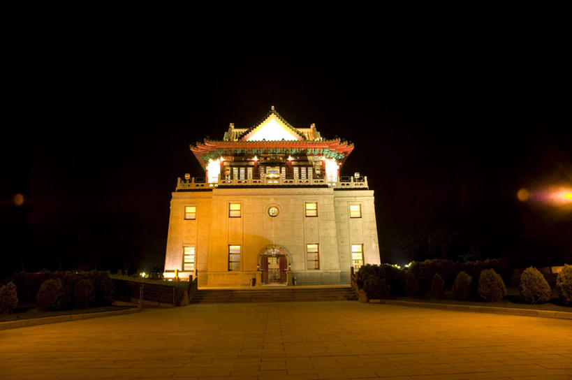 无人,横图,室外,夜晚,仰视,旅游,度假,石头,植物,标志建筑,地标,建筑,路灯,照明,台湾,中国,亚洲,阴影,光线,石子,影子,堡垒,城堡,墙,灯光,娱乐,建设,墙壁,墙面,灯,树,树木,绿色,自然,享受,休闲,旅游胜地,放松,生长,成长,照亮,照明设备,要塞,东亚,港澳台,中华人民共和国,台湾省,设防,石块,彩图,低角度拍摄,金门,金门县,莒光楼,台