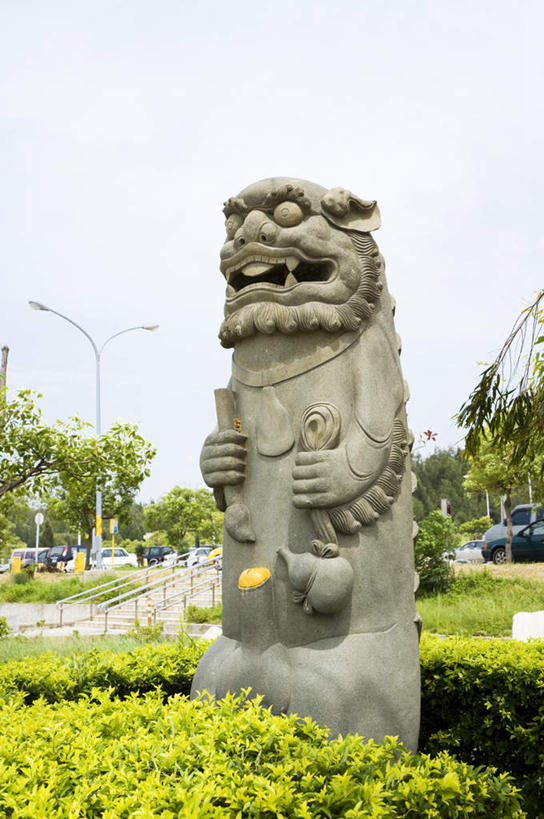 无人,公园,竖图,室外,白天,正面,度假,美景,植物,城市风光,城市,路灯,哺乳动物,野生动物,狮子,照明,雕塑,台湾,中国,亚洲,阴影,环保,艺术,装饰,光线,雕刻,雕像,影子,景观,灯光,防护,娱乐,石雕,灯,树,树木,一只,蓝色,绿色,蓝天,天空,阳光,自然,动物,工艺品,天,享受,休闲,景色,放松,生长,晴朗,成长,纪念,照亮,美术,国家公园,照明设备,美好,美妙,主题,间隔,凶猛,陈列,东亚,万里无云,港澳台,中华人民共和国,功能,美学,美观,雅观,台湾省,绿篱,生篱,树篱,植篱,残暴,凶残,晴空,晴空万里,半身,彩图,金门,金门国家公园,金门县,风狮,风狮爷,石狮公,石狮爷,台