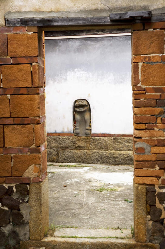 无人,竖图,室内,白天,正面,旅游,度假,石头,标志建筑,地标,建筑,雕塑,台湾,中国,亚洲,阴影,艺术,装饰,光线,雕刻,雕像,石子,影子,墙,云,云朵,云彩,娱乐,建设,石雕,墙壁,墙面,蓝色,白云,蓝天,天空,阳光,工艺品,天,享受,休闲,旅游胜地,放松,晴朗,纪念,美术,主题,陈列,东亚,港澳台,中华人民共和国,功能,美学,台湾省,石块,晴空,彩图,金门,金门县,台