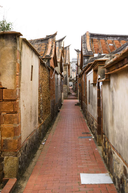 无人,家,竖图,室外,白天,正面,旅游,度假,植物,标志建筑,道路,地标,建筑,路,台湾,中国,亚洲,瓦片,房屋,屋子,小路,交通,瓦,娱乐,建设,楼房,住宅,树,树木,绿色,自然,享受,休闲,旅游胜地,放松,建造,生长,成长,东亚,屋瓦,港澳台,中华人民共和国,台湾省,彩图,房子,金门,金门县,台