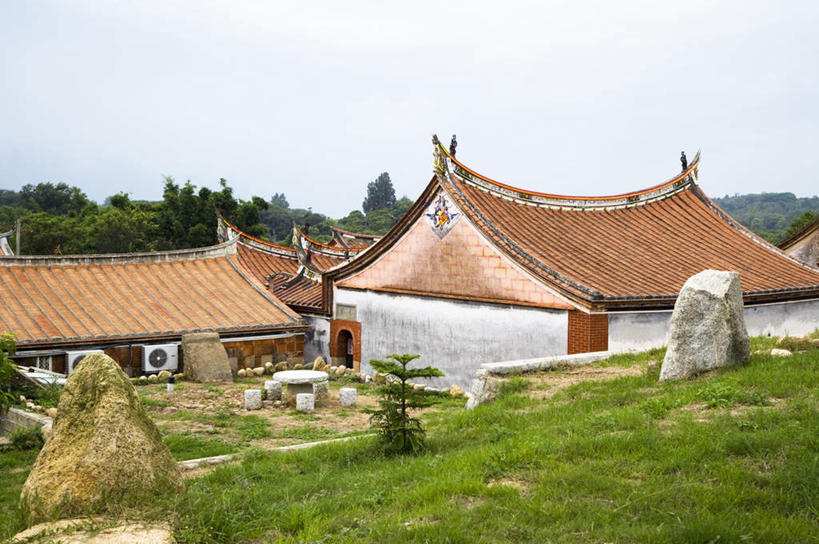 无人,家,横图,室外,白天,正面,旅游,度假,草地,草坪,石头,植物,标志建筑,地标,建筑,台湾,中国,亚洲,阴影,光线,石子,瓦片,影子,房屋,屋子,瓦,娱乐,建设,楼房,住宅,草,树,树木,蓝色,绿色,蓝天,天空,阳光,自然,天,享受,休闲,旅游胜地,放松,建造,生长,晴朗,成长,东亚,屋瓦,万里无云,港澳台,中华人民共和国,台湾省,石块,晴空,晴空万里,彩图,房子,金门,金门县,水头村,台