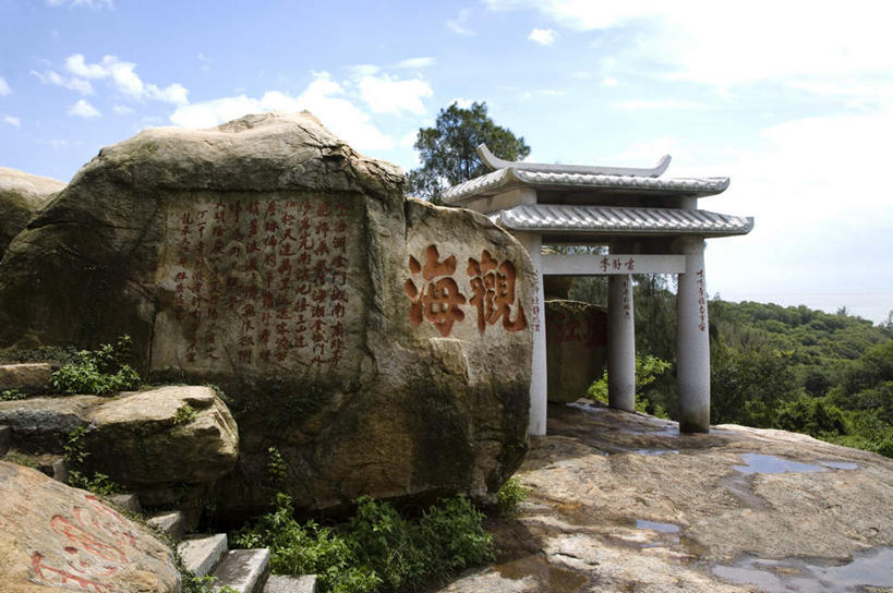 无人,寺庙,横图,室外,白天,正面,旅游,度假,美景,森林,树林,植物,台湾,中国,亚洲,阴影,节日,光线,标志,文字,影子,字符,景观,云,云朵,塔,燃烧,云彩,文化,娱乐,标识,宝塔,树,树木,红色,蓝色,绿色,白云,蓝天,天空,阳光,自然,香火,庙宇,天,祈祷,享受,休闲,健康,汉字,景色,放松,许愿,宗教,信仰,生长,晴朗,成长,纪念,祈求,中文,自然风光,东亚,港澳台,中华人民共和国,国文,华文,台湾省,浮图,浮屠,平安,晴空,彩图,庙,寺,金门,金门县,台