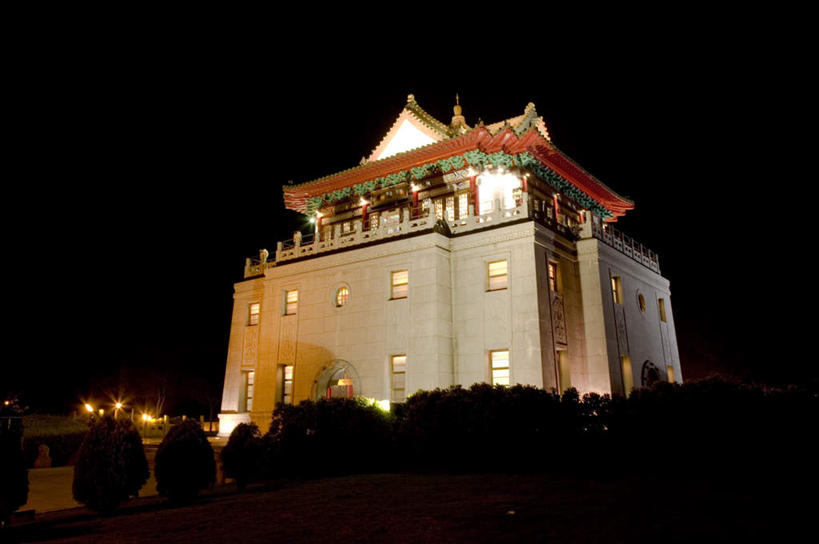 无人,横图,室外,夜晚,仰视,旅游,度假,石头,植物,标志建筑,地标,建筑,路灯,照明,台湾,中国,亚洲,阴影,光线,石子,影子,堡垒,城堡,墙,灯光,娱乐,建设,墙壁,墙面,灯,树,树木,绿色,自然,享受,休闲,旅游胜地,放松,生长,成长,照亮,照明设备,要塞,东亚,港澳台,中华人民共和国,台湾省,设防,石块,彩图,低角度拍摄,金门,金门县,莒光楼,台