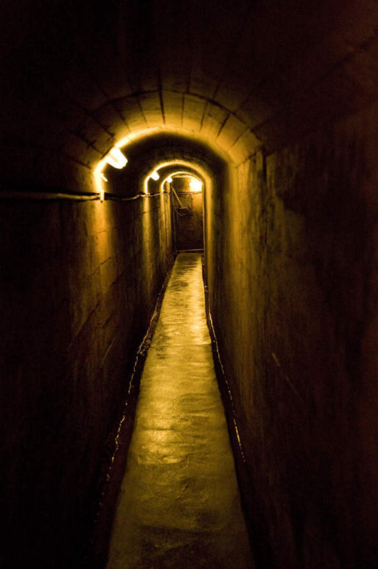 无人,竖图,室内,夜晚,正面,旅游,度假,石头,标志建筑,地标,建筑,照明,台湾,中国,亚洲,阴影,光线,隧道,壁灯,石子,影子,墙,灯光,娱乐,建设,墙壁,墙面,灯,灯具,享受,休闲,旅游胜地,放松,照亮,照明设备,地道,东亚,港澳台,中华人民共和国,台湾省,石块,彩图,金门,金门县,台