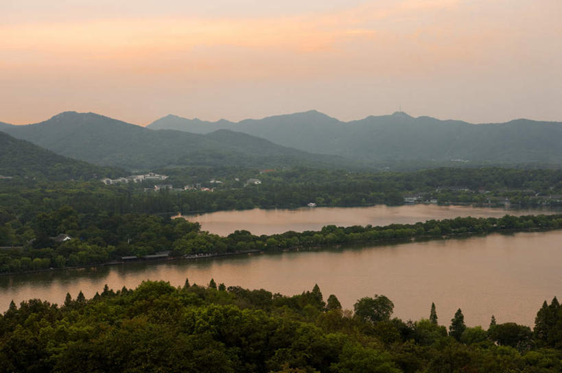 无人,横图,俯视,室外,白天,旅游,度假,草地,草坪,湖,湖泊,石头,美景,日落,山,山脉,水,植物,中国,亚洲,阴影,光线,石子,影子,湖面,景观,山顶,山峰,水流,水面,晚霞,霞光,落日,山峦,娱乐,浙江,草,树,树木,浙江省,绿色,阳光,自然,黄昏,湖水,群山,享受,休闲,景色,彩霞,放松,生长,成长,杭州,自然风光,东亚,沉积岩,杭州市,苏堤,中华人民共和国,华东地区,省会,浙,颠峰,极峰,夕照,水成岩,西湖区,石块,岩石,夕阳,彩图,高角度拍摄,斜阳