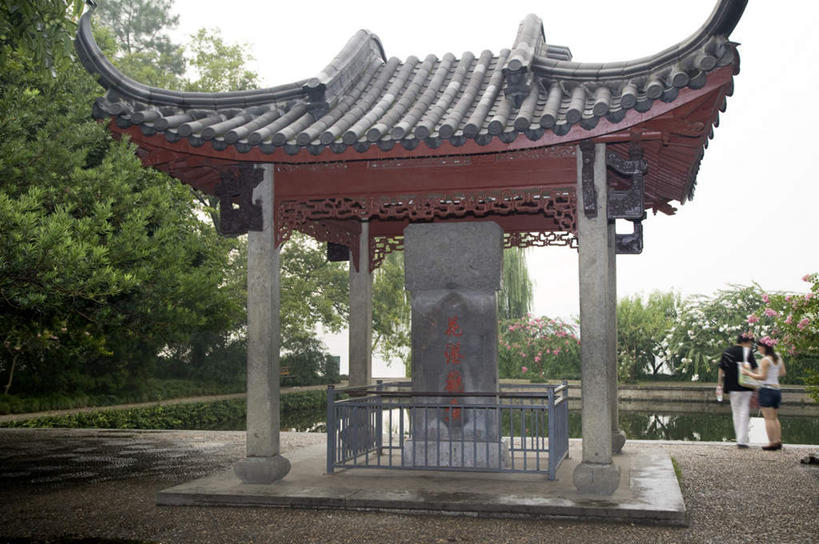 东方人,两个人,栏杆,站,横图,室外,白天,正面,爱情,旅游,度假,湖,湖泊,美景,树林,水,植物,标志建筑,地标,建筑,雕塑,中国,亚洲,服装,艺术,装饰,标志,雕刻,瓦片,文字,字符,湖面,景观,水流,水面,围栏,浪漫,瓦,注视,休闲装,黄种人,文化,娱乐,标识,建设,浙江,护栏,树,树木,浙江省,衣服,绿色,自然,工艺品,湖水,观察,看,站着,享受,休闲,温暖,温馨,休闲服,汉字,旅游胜地,景色,恩爱,放松,恋人,建造,服饰,生长,成长,观看,纪念,杭州,美术,和睦,察看,关注,中文,自然风光,主题,陈列,东亚,屋瓦,杭州市,中华人民共和国,华东地区,省会,浙,功能,美学,国文,华文,西湖区,男人,男性,年轻男性,年轻女性,女人,女性,亚洲人,情侣,站立,彩图,全身,花港观鱼,西湖十景,伴侣,融洽