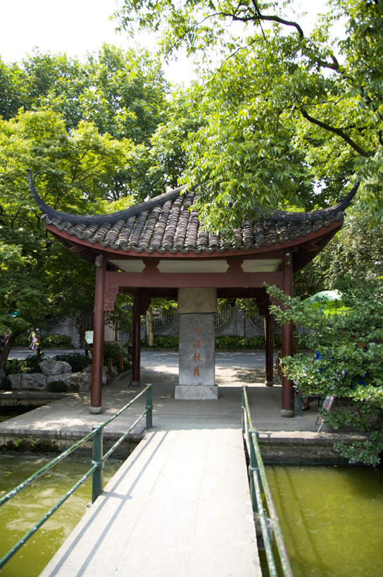 东方人,栏杆,站,竖图,室外,白天,正面,旅游,度假,草地,草坪,石头,植物,标志建筑,地标,建筑,雕塑,中国,亚洲,行人,游客,游人,服装,艺术,装饰,标志,雕刻,石子,瓦片,文字,字符,围栏,许多人,瓦,注视,休闲装,黄种人,文化,娱乐,标识,建设,浙江,护栏,路人,旅客,草,树,树木,浙江省,衣服,绿色,自然,工艺品,观察,看,站着,一群人,享受,休闲,休闲服,汉字,旅游胜地,放松,建造,服饰,生长,成长,观看,纪念,杭州,美术,察看,关注,中文,主题,陈列,东亚,屋瓦,杭州市,中华人民共和国,华东地区,省会,浙,功能,美学,国文,华文,过客,西湖区,男人,男性,年轻男性,年轻女性,女人,女性,亚洲人,石块,站立,半身,彩图,平湖秋月,西湖十景