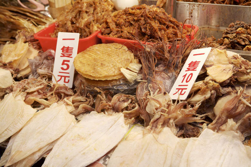 海鲜,无人,商店,横图,俯视,室内,特写,白天,购物,消费,鱿鱼,一堆,许多,堆叠,堆积,标志,铁桶,桶,文字,字符,干贝,很多,标识,商铺,水产,海洋生物,容器,汉字,金融,储藏,堆,储存,中文,水生动物,海产品,水生物,选购,贸易,海底动物,血拼,国文,华文,干瑶柱,江珧柱,江瑶柱,马甲柱,蜜丁,瑶柱,玉珧柱,市肆,商号,洪堡乌贼,洪德堡鱿鱼,柔鱼,枪乌贼,彩图,高角度拍摄,店铺,贮存