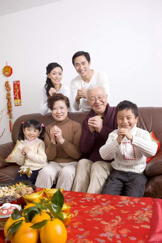 东方人,儿童,老年人,夫妻,母亲,父亲,女儿,祖母,祖父,三代同堂,客厅,站,坐,笑,微笑,露齿笑,竖图,室内,白天,正面,爱情,纯洁,沙发,桌子,柑橘,水果,叶子,亚洲,服装,新鲜,木制,眼镜,墙,生食,食品,果实,绿叶,许多人,浪漫,茶几,注视,休闲装,黄种人,祖孙三代,墙壁,墙面,食物,小孩,衣服,白色,木制品,观察,看,站着,一群人,休闲,温暖,温馨,父女,母女,休闲服,嫩叶,恩爱,父爱,可爱,母爱,童年,童趣,恋人,服饰,有机食品,绿色食品,奶奶,爷爷,观看,祖孙,老花镜,和睦,察看,起居室,关注,布艺沙发,童真,烂漫,无邪,外婆,外孙女,外祖母,外公,外祖父,外孙,外孙子,客堂,远视眼镜,天真,老年男性,老年女性,男孩,男人,男性,年轻男性,年轻女性,女孩,女人,女性,亚洲人,孩子,年轻人,夫妇,情侣,全家福,孙女,孙子,叶,叶片,橘子,桔子,橙子,橙,站立,坐着,半身,彩图,拜年,贺年,伴侣,融洽,男生,女生,爸爸,多代同堂,妈妈