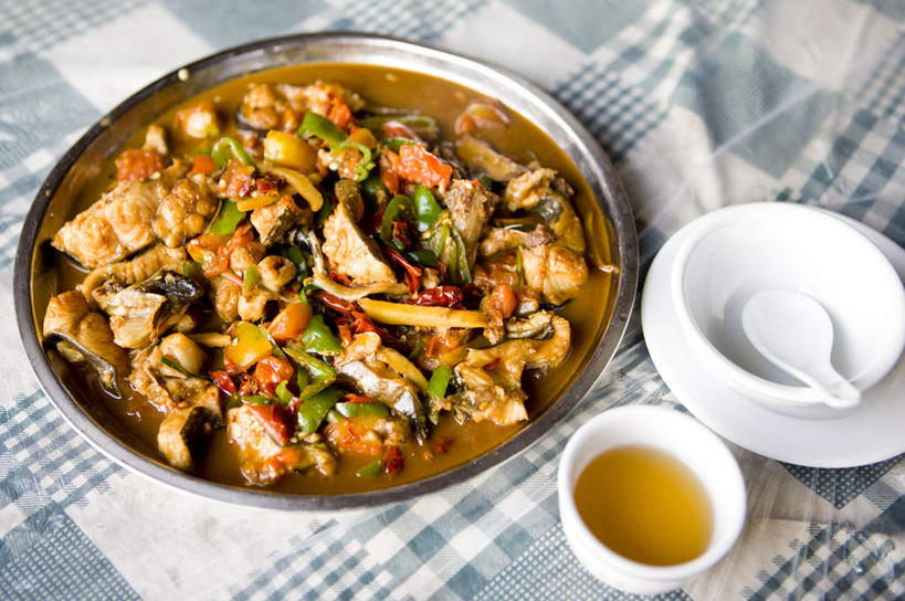 点心,无人,横图,俯视,室内,特写,白天,烹饪,中餐,桌面,桌子,辣椒,蔬菜,餐具,阴影,新鲜,反射,木制,布料,碟子,盘,影子,勺子,陶瓷,肉,料理,食品,甜点,甜品,陶瓷制品,布纹,猪肉,小吃,菜肴,美食,肉类,桌布,食物,糕点,一个,盘子,餐巾,木制品,容器,调羹,碟,台布,汤匙,碗,甜食,中式,佳肴,有机食品,绿色食品,单个,储藏,储存,肉食,彩椒,米糕,辣角,红海椒,大椒,辣虎,广椒,豚肉,甜椒,柿子椒,辣子,海椒,番椒,灯笼椒,彩图,高角度拍摄,贮存