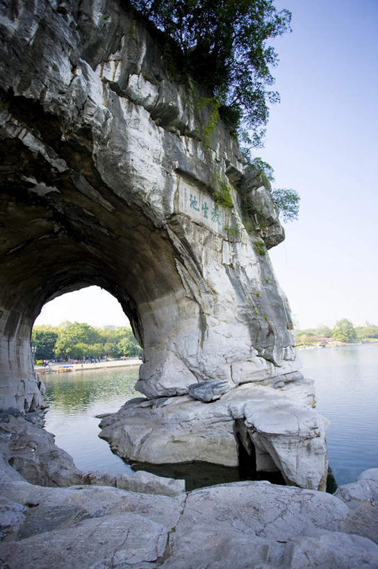 无人,竖图,室外,白天,正面,旅游,度假,湖,湖泊,石头,美景,山,山脉,水,植物,桂林,中国,亚洲,阴影,光线,石子,影子,湖面,景观,山峰,水流,水面,山峦,娱乐,树,树木,蓝色,绿色,倒影,蓝天,天空,阳光,自然,湖水,群山,天,享受,休闲,景色,放松,生长,晴朗,成长,广西,倒映,自然风光,东亚,象鼻山,沉积岩,漓江,万里无云,广西壮族自治区,中华人民共和国,桂林市,桂,华南地区,反照,水成岩,沉水山,漓山,桃花江,仪山,石块,岩石,晴空,晴空万里,彩图