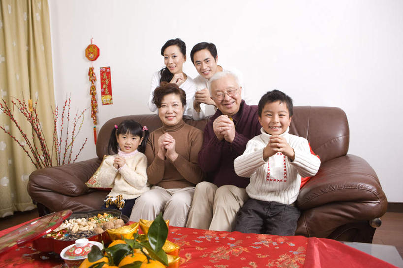 东方人,儿童,老年人,夫妻,母亲,父亲,女儿,祖母,祖父,三代同堂,客厅,站,坐,笑,微笑,露齿笑,横图,室内,白天,正面,爱情,纯洁,沙发,桌子,柑橘,水果,叶子,亚洲,服装,新鲜,木制,眼镜,墙,生食,食品,果实,绿叶,许多人,浪漫,茶几,注视,休闲装,黄种人,祖孙三代,墙壁,墙面,食物,小孩,衣服,白色,木制品,观察,看,站着,一群人,休闲,温暖,温馨,父女,母女,休闲服,嫩叶,恩爱,父爱,可爱,母爱,童年,童趣,恋人,服饰,有机食品,绿色食品,奶奶,爷爷,观看,祖孙,老花镜,和睦,察看,起居室,关注,布艺沙发,童真,烂漫,无邪,外婆,外孙女,外祖母,外公,外祖父,外孙,外孙子,客堂,远视眼镜,天真,老年男性,老年女性,男孩,男人,男性,年轻男性,年轻女性,女孩,女人,女性,亚洲人,孩子,年轻人,夫妇,情侣,全家福,孙女,孙子,叶,叶片,橘子,桔子,橙子,橙,站立,坐着,半身,彩图,拜年,贺年,伴侣,融洽,男生,女生,爸爸,多代同堂,妈妈