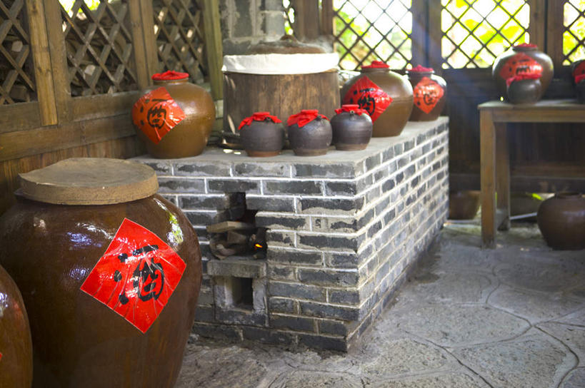 无人,家,横图,室内,白天,正面,窗户,桂林,中国,亚洲,许多,标志,罐子,文字,字符,陶瓷,房屋,屋子,陶瓷制品,酒类,米酒,很多,标识,楼房,玻璃窗,住宅,酒,饮料,红色,瓶子,汉字,广西,中文,东亚,阳朔,广西壮族自治区,中华人民共和国,桂林市,桂,华南地区,国文,华文,阳朔县,江米酒,醪糟,糯米酒,彩图,房子