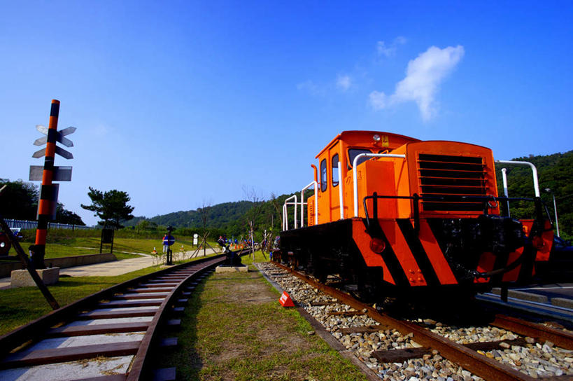 无人,横图,室外,白天,正面,旅游,度假,草地,草坪,美景,植物,路,铁路,火车,台湾,中国,亚洲,阴影,光线,影子,景观,云,云朵,轨道,交通,铁轨,云彩,娱乐,车,草,树,树木,蓝色,绿色,白云,蓝天,天空,阳光,自然,交通工具,天,享受,休闲,景色,放松,运输,生长,晴朗,成长,自然风光,载具,东亚,台北县,港澳台,中华人民共和国,台湾省,新北,新北市,晴空,彩图,贡寮区,贡寮乡,台