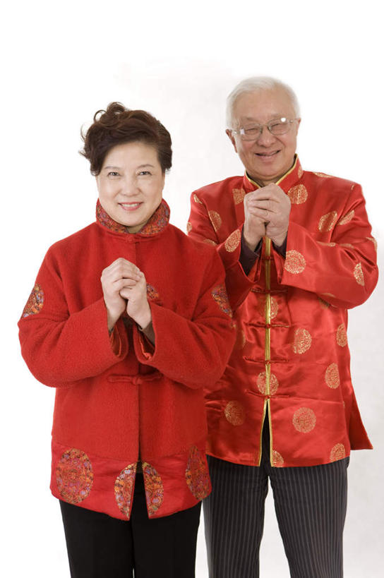 东方人,老年人,两个人,家庭,夫妻,站,笑,微笑,露齿笑,竖图,室内,白天,白色背景,正面,民族服装,爱情,春节,亚洲,服装,节日,庆祝,眼镜,浪漫,注视,黄种人,文化,衣服,红色,观察,看,站着,庆典,温暖,温馨,一家人,恩爱,恋人,摄影,服饰,影棚,观看,纪念,老花镜,和睦,察看,衣着,穿着,关注,衣饰,远视眼镜,老年男性,老年女性,男人,男性,女人,女性,亚洲人,夫妇,情侣,站立,半身,彩图,影棚拍摄,传统服装,民俗服,拍摄,拜年,贺年,伴侣,唐装,融洽