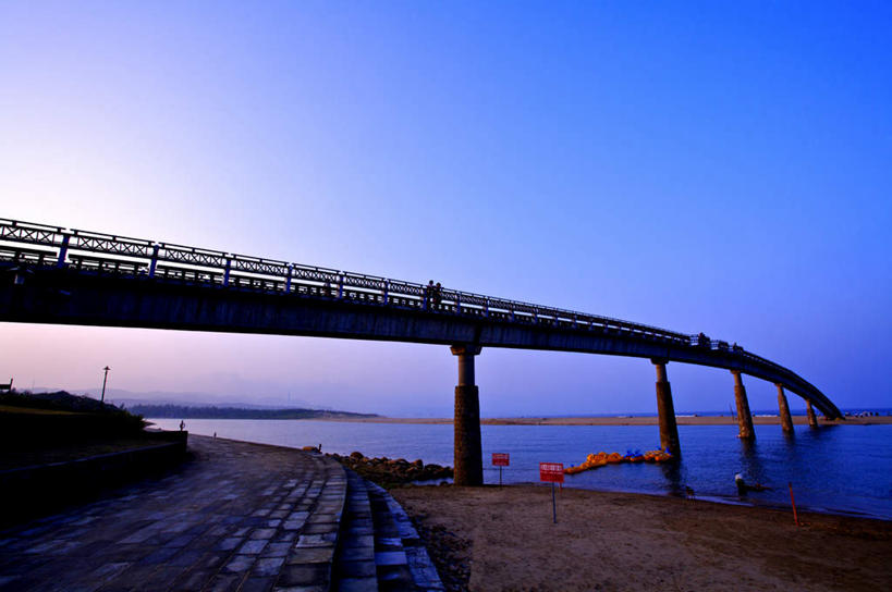 东方人,站,横图,室外,白天,仰视,旅游,度假,海浪,海洋,美景,沙滩,植物,标志建筑,大桥,地标,建筑,立交桥,桥梁,台湾,中国,亚洲,行人,游客,游人,阴影,服装,光线,沙子,影子,海岸,景观,浪花,高架,斜拉桥,桥,沙地,许多人,注视,休闲装,黄种人,娱乐,建设,路人,旅客,树,树木,衣服,蓝色,绿色,蓝天,天空,阳光,自然,海水,天,观察,看,站着,一群人,享受,休闲,休闲服,旅游胜地,景色,放松,服饰,生长,晴朗,成长,观看,察看,关注,自然风光,海景,东亚,台北县,万里无云,港澳台,中华人民共和国,台湾省,过客,新北,新北市,男人,男性,年轻男性,年轻女性,女人,女性,亚洲人,大海,风浪,海,海水的波动,海滩,近岸浪,涌浪,晴空,晴空万里,站立,彩图,低角度拍摄,全身,福隆海水浴场,贡寮区,贡寮乡,台